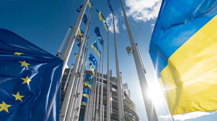 Deschiderea oficială a negocierilor cu UE aduce pentru Ucraina noi oportunități, dar și provocări uriașe. Care sunt chestiunile cele mai fierbinți pe care Kievul le va avea de rezolvat? Andreea Orosz a discutat cu Marin Gherman, lector în științe politice la Universitatea „Ștefan cel Mare” din Suceava și jurnalist, originar din Cernăuți, care descrie Ucraina ca pe un pește mare, greu de înghițit de UE: